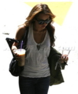 16242665_HRWQPVXAM - 0 Miley Cyrus Drinks Coffee in Los Angeles