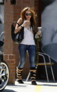 16242674_DBEBZMKIH - 0 Miley Cyrus Drinks Coffee in Los Angeles