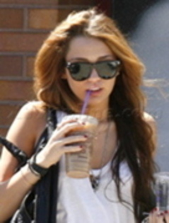 16242699_GBHHDIHSC - 0 Miley Cyrus Drinks Coffee in Los Angeles