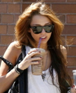 16242717_EZCIQTJSU - 0 Miley Cyrus Drinks Coffee in Los Angeles