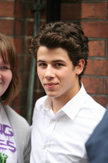 Nick+Jonas+poses+fans+waited+line+finish+rehearsal+aFXqo4m_df1l - LES MISERABLES