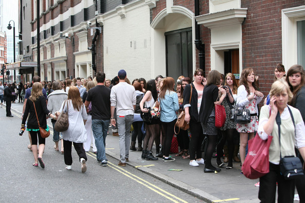 Nick+Jonas+poses+fans+waited+line+finish+rehearsal+aw9zKuNiY7Wl - LES MISERABLES