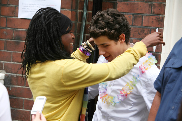 Nick+Jonas+poses+fans+waited+line+finish+rehearsal+lwCWkRIT2hWl