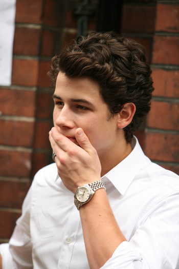 Nick+Jonas+poses+fans+waited+line+finish+rehearsal+VAhD0Jnekn-l - LES MISERABLES