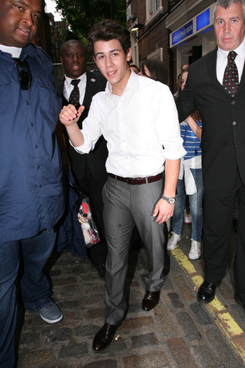 Nick+Jonas+poses+fans+waited+line+finish+rehearsal+739Z7HLldzPl - LES MISERABLES