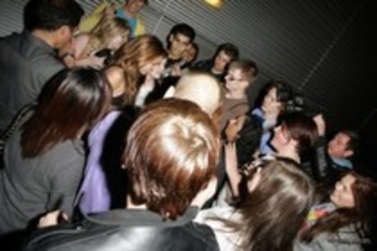 15844475_KSSIJCJBL - 0 Mobbed by Fans at her hotel in London 2010