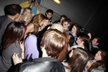 15844519_GWSBYPJPJ - 0 Mobbed by Fans at her hotel in London 2010