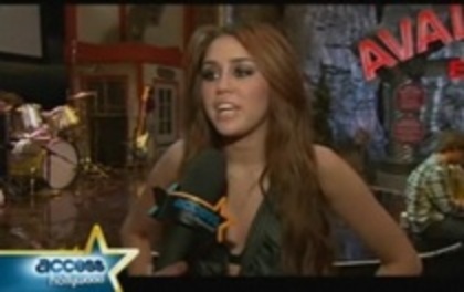 15044112_XGHFSTMRA - 0Interview On Set Of Hannah Montana-March 19th 2010