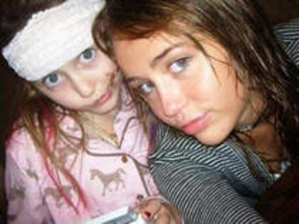 FRNTUPINVFPDDFREAWZ - Poze rare Miley si Belinda