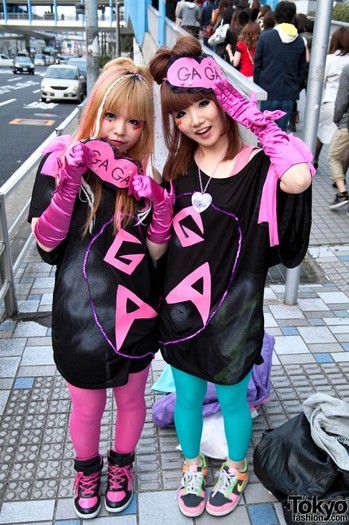 lady-gaga-japanese-fans-2010-04-18-054-p7425-600x903