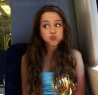 UDXRWVHXQYVTUYTADNM - Poze rare Miley si Belinda