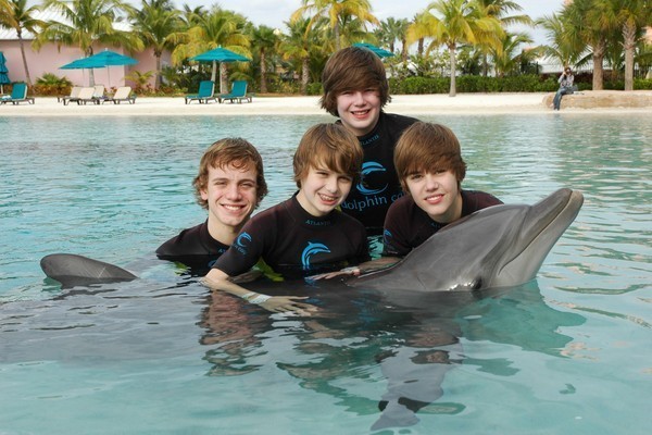 Ryan-Chaz-Christian-Justin-DOLPHIN-justin-bieber-9722274-600-400 - Christian Beatles