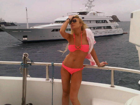 gallery_main-lindsay-lohan-bikini-twitter-pic-010210