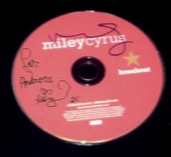 CXYFBOZAYZATIXGKVXV - 0 rare poze miley