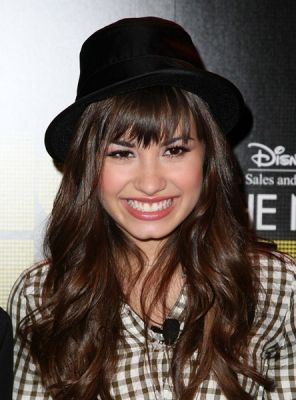 demi-lovato-in-black-hat - Demi Lovato