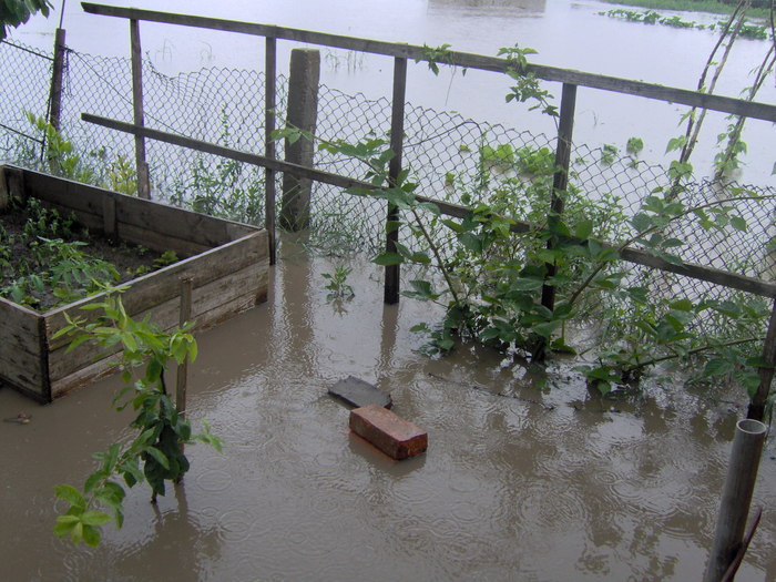 inundatii - 22.06.2010 017; caramida este de fapt varful unei gramezi de caramizi
