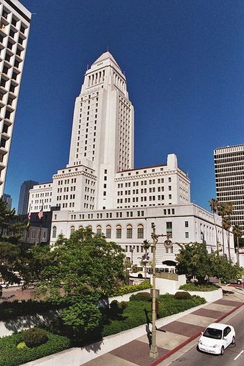 400px-Los_Angeles_City_Hall_(color) - peisaje