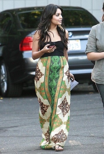 Vanessa+Hudgens+Out+Hollywood+3S7t_euSq0Zl