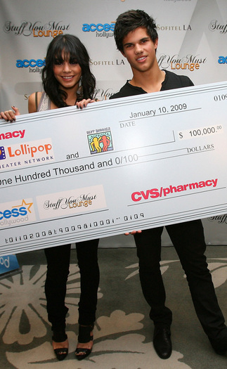 vanessa-hudgens-tay-1109-9