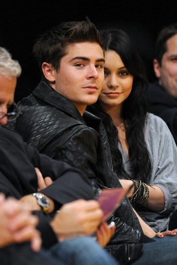 zac-effron-vanessa-hudgens-lakers - Vanessa si Zac 4ever