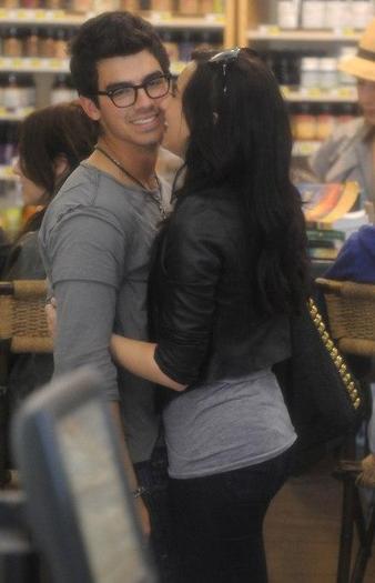 jemi-kissing - Demi Lovato and Joe Jonas