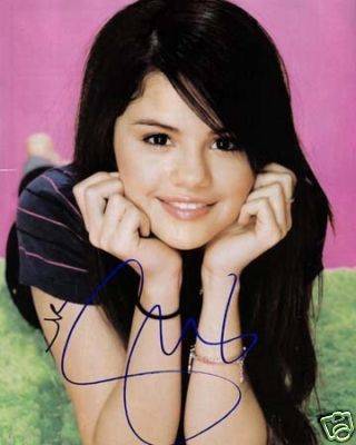 HCYDOQUCMFMJSIVDXHV - autograf selena