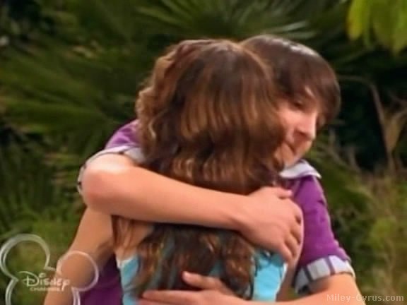 MileyOliverhuggpurpleshirtbackofmil - club miley-Miley and Mitchel Musso