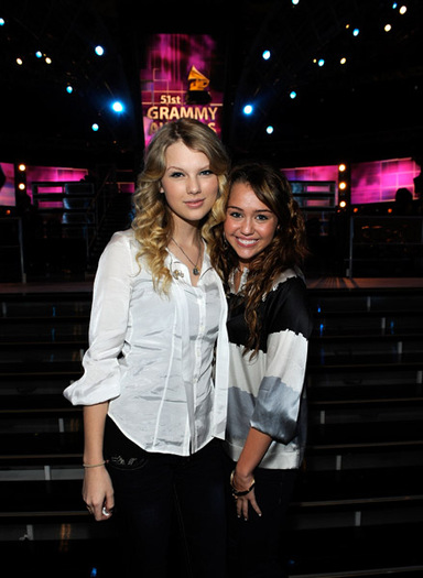 01 - club miley-Miley and Taylor Swift