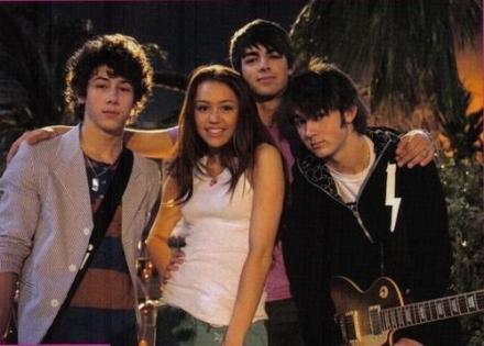 10445268-13212476 - club miley-miley and jonas brothers