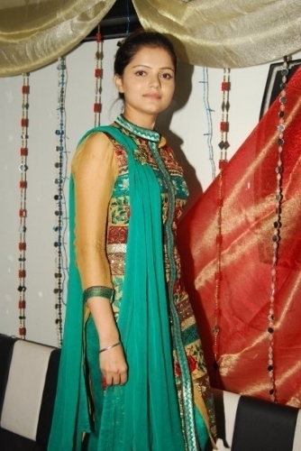 13372798_YQHIUBBDP - triunghiul iubirii-Rubina Dilaik