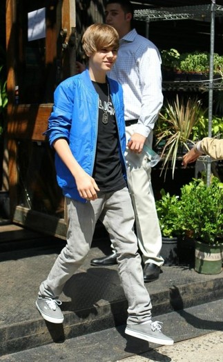 justin-bieber-flower-shopping-2-492x800[1]