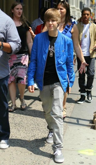 justin-bieber-flower-shopping-3_0-469x800[1]