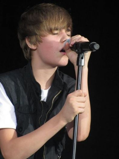 kerddw0nf9c1redc[1] - Justin  Bieber