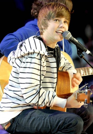 justin-bieber-poze-24-520x745[1]