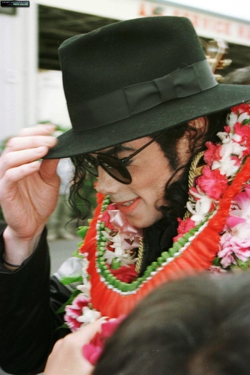 michael-makes-a-stop-in-honolulu-hawaii-during-his-history-world-tour(103)-m-9 - 25 iunie 2010