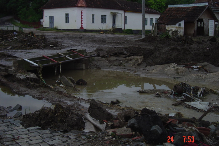 poze noi 472 - LOCALITOATEA NOASTRA UIOARA DE JOS  LOVITA DE PLOAIA TORENTIALA DIN 22 IUNIE 2010