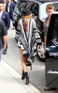 IWGFBMEQLZOBEULINJV - arriving to the Late Show with LetterMan