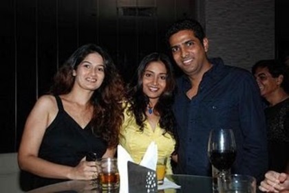 Reshma-Tipnis-Moonmoon-Dutta-n-Paritosh-Painter