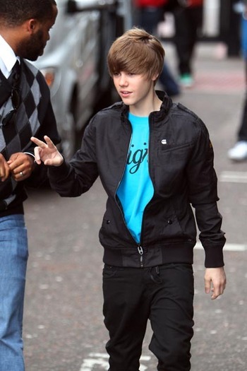 13744614_PPOJFACVP[1] - Justin  Bieber