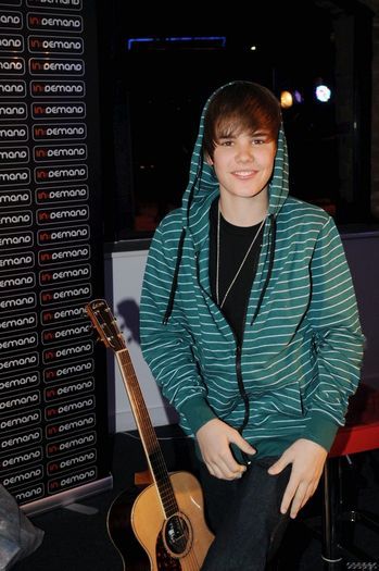 13745169_QGBSKKEWD[1] - Justin  Bieber