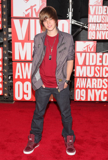 HHVPOOZVBGGYFWDOEJE[1] - Justin  Bieber