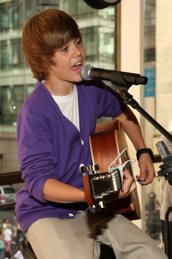 JLAWOYSCIYAAOZEXTQF[1] - Justin  Bieber