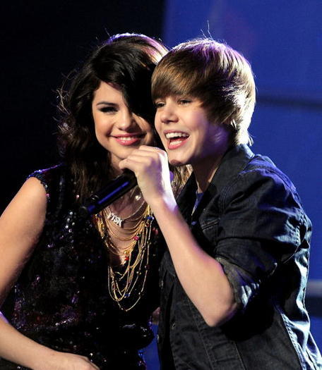 WNARNSOKWPZVOWINEGR[2] - Justin Bieber si Selena Gomez