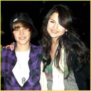 YJTTDODDASLFSYONRIR[1] - Justin Bieber si Selena Gomez