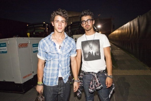 Hard-Rock-Calling-Day-3-Joe-and-Nick-6-27-nick-jonas-13395842-512-341 - Hard Rock Calling