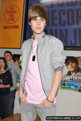 16712512_LVDHQHKFA[1] - Justin  Bieber