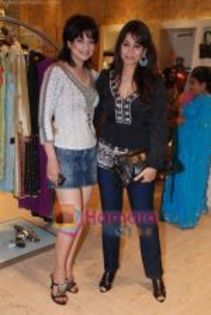 thumb_Arzoo Gowitrikar at fashion store Re launch in Bhulabhai Desai Road on 25th November 2008(5)