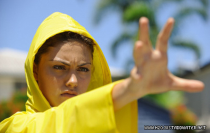 cleo-trying-to-save-her-fish-hector-h2o-just-add-water-13236957-395-250 - poze phoebe tonkin