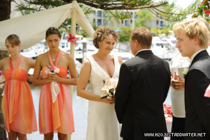 h2O-wedding-h2o-just-add-water-12821742-395-263 - poze phoebe tonkin
