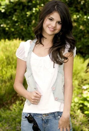 selena_396x581.0.0.0x0.396x581[1] - selena gomez